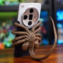 Facehugger Alien Phone Holder